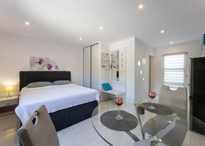 Moderni בית אירוח Kaštela